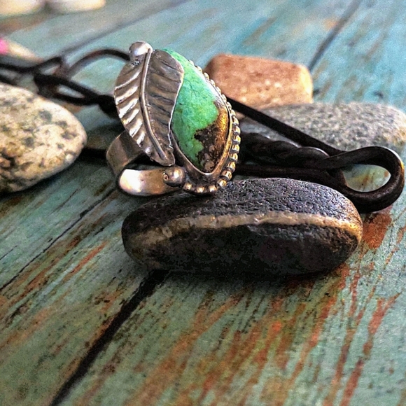 Vintage Green Turquoise and Sterling Silver Ring - Picture 3 of 9